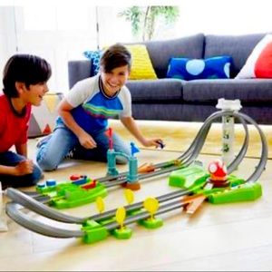 Hot Wheels Mario Kart Circuit Track Set with 1:64 Scale Die-Cast Kart